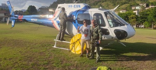 Notaer realiza resgate de piloto de parapente espanhol em Castelo por Notaer/Divulgação