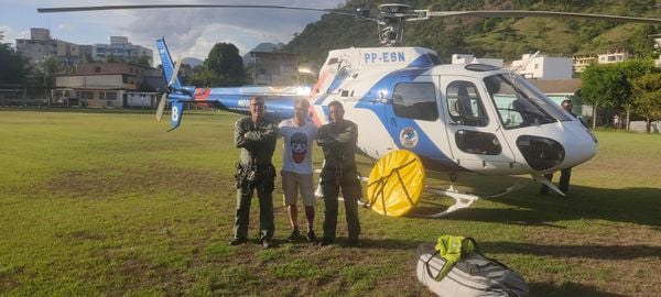Notaer realiza resgate de piloto de parapente espanhol em Castelo por Notaer/Divulgação