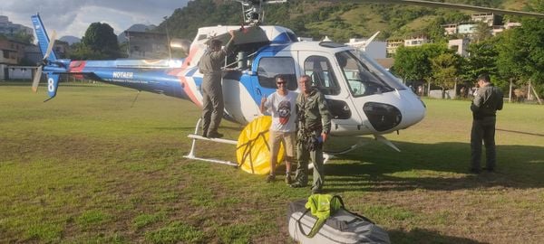 Notaer realiza resgate de piloto de parapente espanhol em Castelo por Notaer/Divulgação
