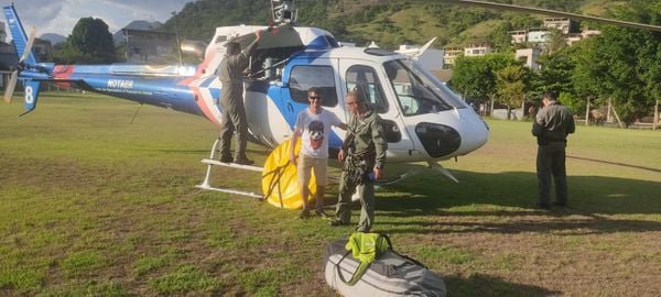 Notaer realiza resgate de piloto de parapente espanhol em Castelo por Notaer/Divulgação