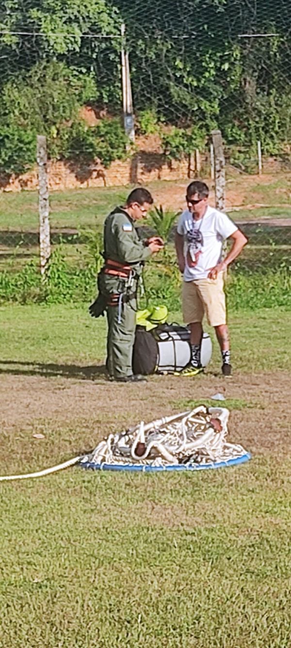 Notaer realiza resgate de piloto de parapente espanhol em Castelo por Notaer/Divulgação