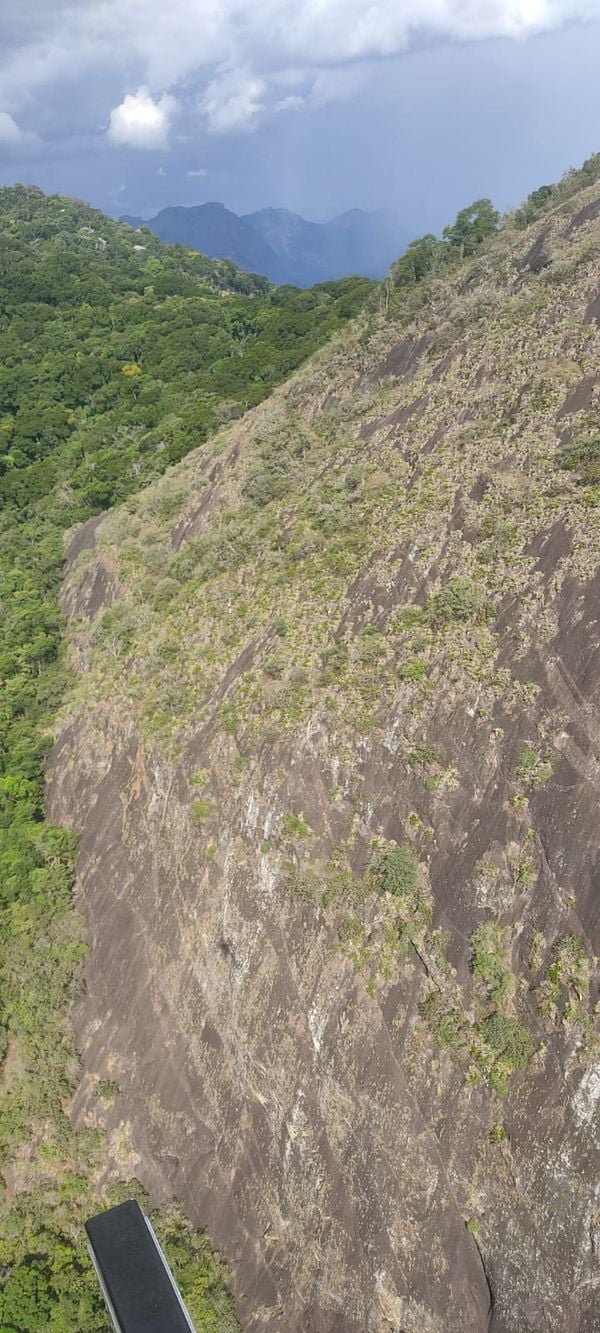 Notaer realiza resgate de piloto de parapente espanhol em Castelo por Notaer/Divulgação