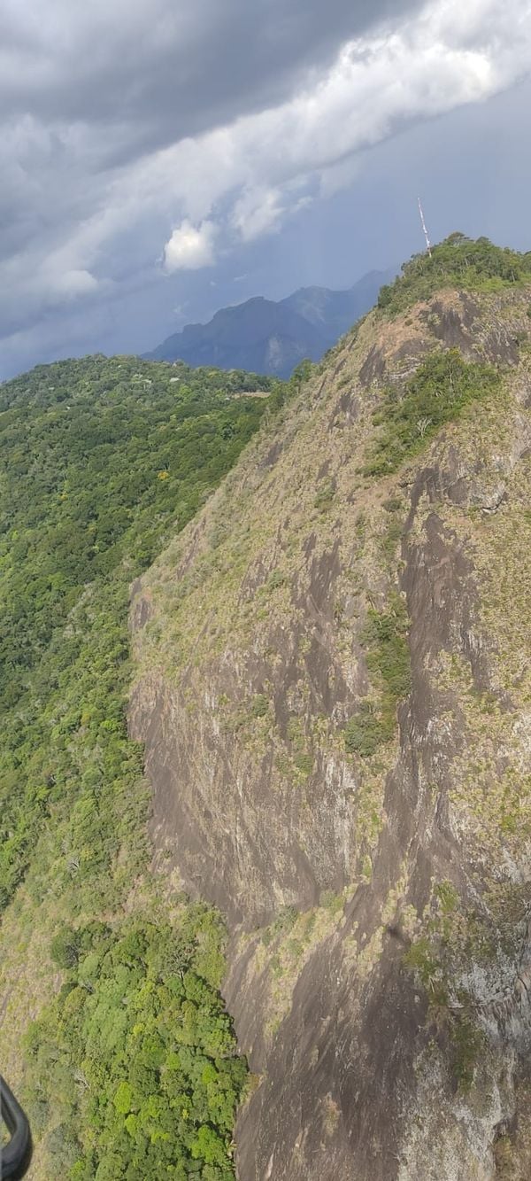 Notaer realiza resgate de piloto de parapente espanhol em Castelo por Notaer/Divulgação