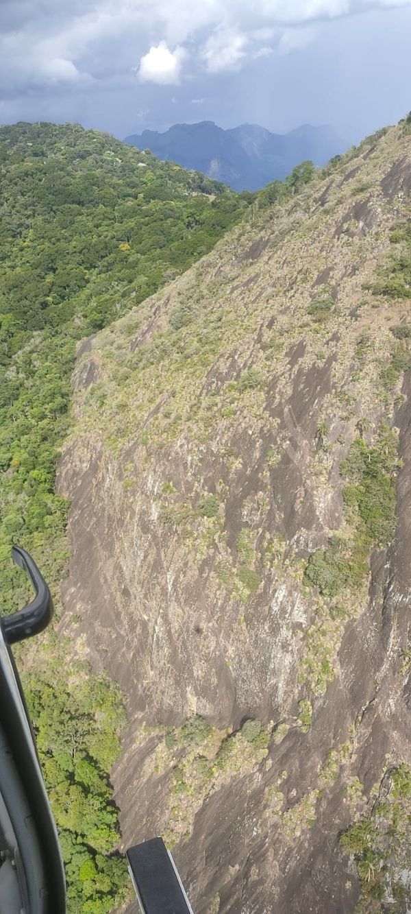 Notaer realiza resgate de piloto de parapente espanhol em Castelo por Notaer/Divulgação