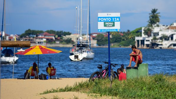 Ao todo, 71 pontos estão próprios para banho, enquanto 10 trechos apresentam água imprópria e quatro áreas permanecem interditadas; confira a lista completa