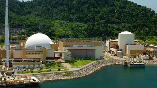 A usina nuclear de Angra dos Reis simboliza meio século de desperdício, impunidade e paralisia — um retrato fiel do Brasil que não aprende com os próprios erros