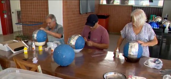 Grupo de voluntários trabalha na montagem do terço gigante que ficará no Convento durante os dias da Festa da Penha de 2023