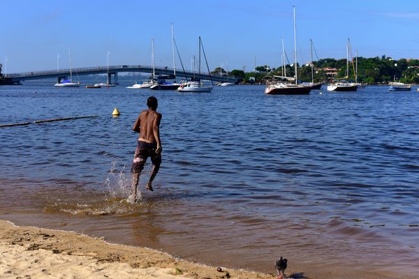 Indicação de balneabilidade própria para banho na Praia da Guarderia em Vitória