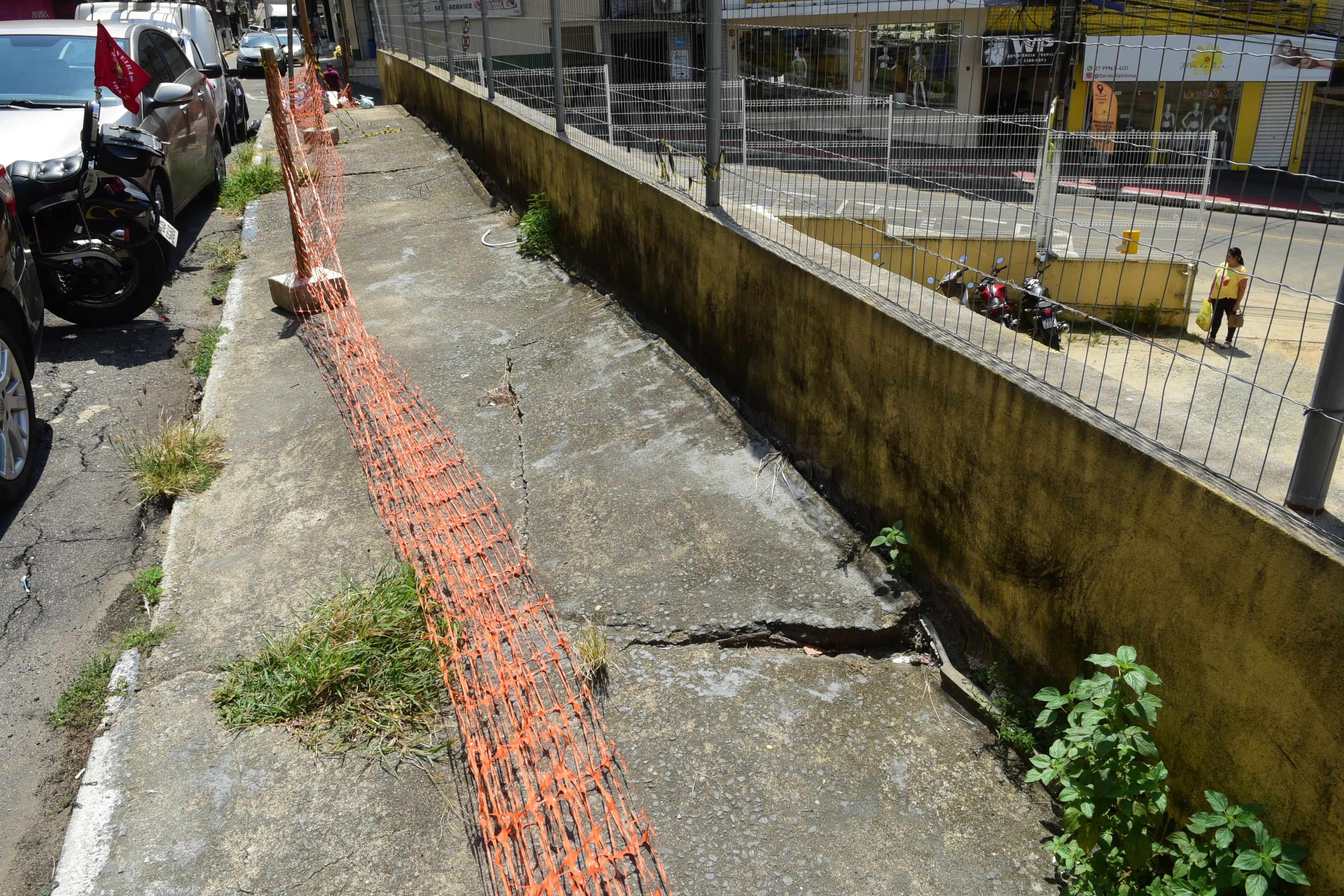 A Gazeta  Muro em estacionamento ameaça desabar em Cariacica