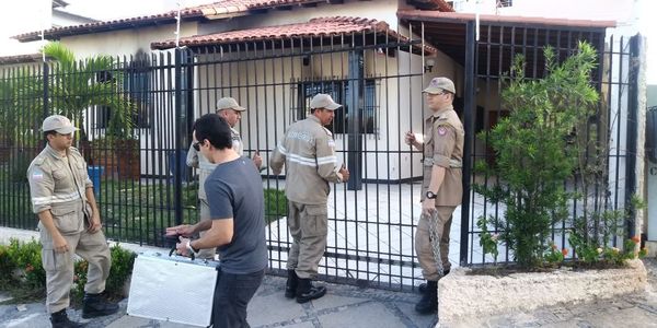 Equipes do Corpo de Bombeiros e da Polícia Civil periciaram por mais de uma vez a casa de Georgeval Alves após um incêndio em dos quartos que vitimou Kauã e Joaquim