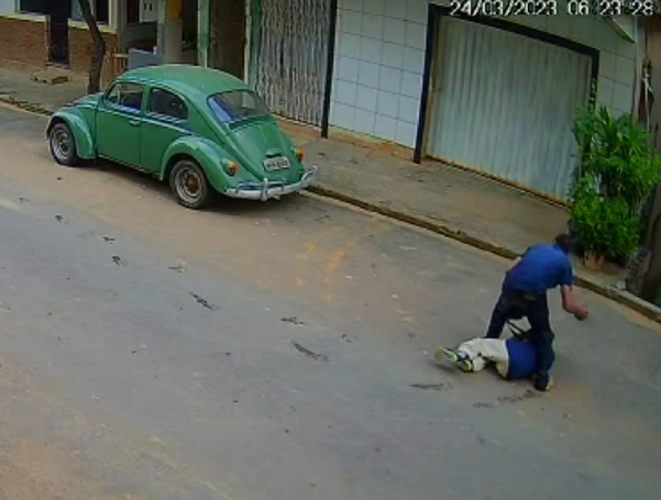 Homem golpeia na cabeça várias vezes outro rapaz usando uma pedra. Crime foi flagrado por câmeras de segurança