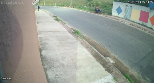 Imagens de videomonitoramento flagram homem levando corpo em moto