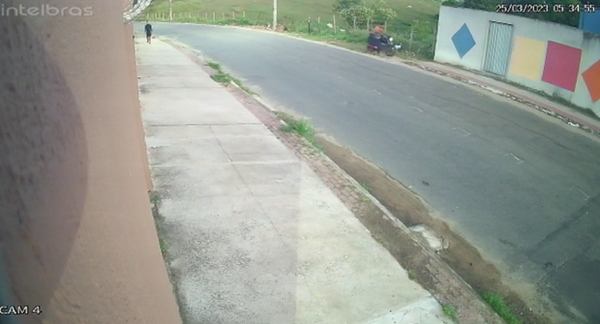 Imagens de videomonitoramento flagram homem levando corpo em moto