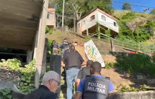 Polícia realiza operação no Morro do Cabral, em Vitória — Foto: Reprodução/TV Gazeta