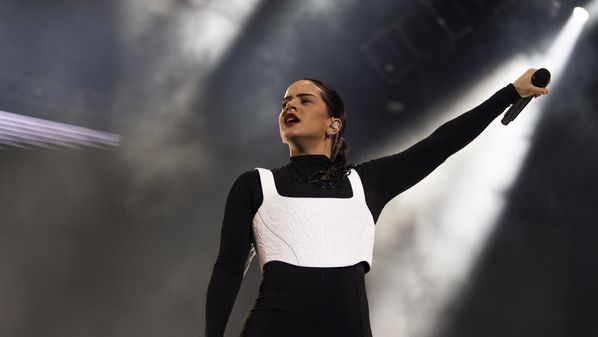 Cantora espanhola passeia pelo centro da cidade e posa para selfies com fãs