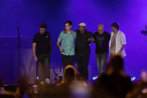 A Banda Skank, durante seu último show no domingo (26/03), ao lado de Milton Nascimento