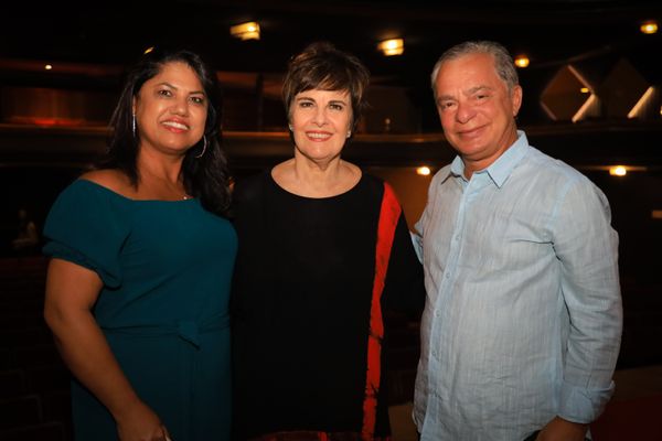 O diretor regional do Sesc/ES, Bruno Negris, e a esposa Nilceia Poubel, no show da Leila Pinheiro, no último sábado (25), no Sesc Glória