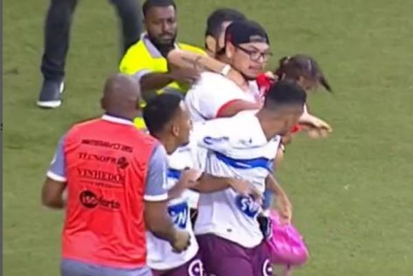 Torcedor do Internacional invadiu o gramado do Beira-Rio com uma criança no colo e agrediu jogador do Caxias
