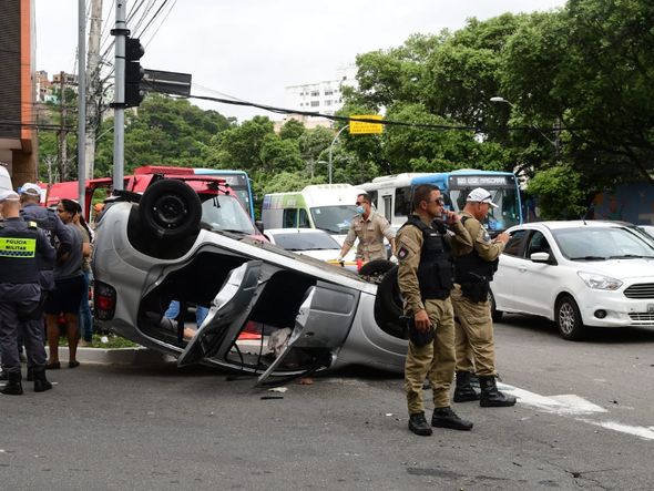 Acidente deixa um homem ferido na Reta da Penha, em Vitória por Fernando Madeira