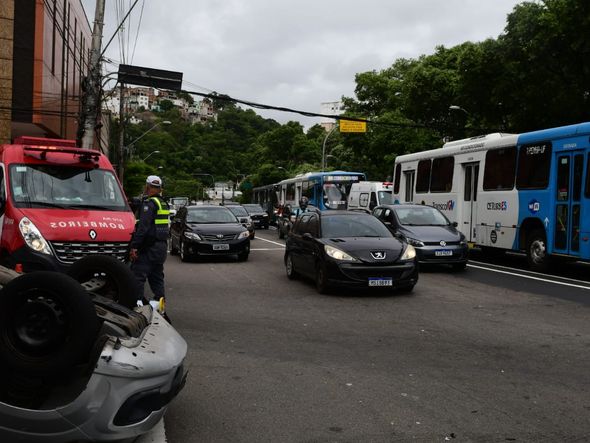 Acidente deixa um homem ferido na Reta da Penha, em Vitória por Fernando Madeira