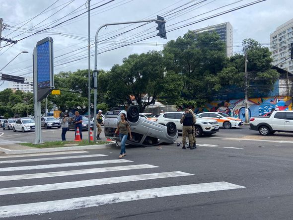 Acidente entre três carros e uma moto deixa ferido em Vitória por Kaique Dias