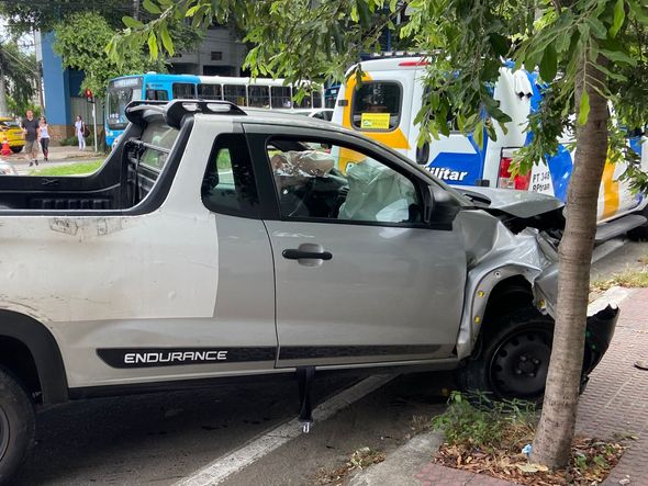 Acidente entre três carros e uma moto deixa ferido em Vitória por Kaique Dias
