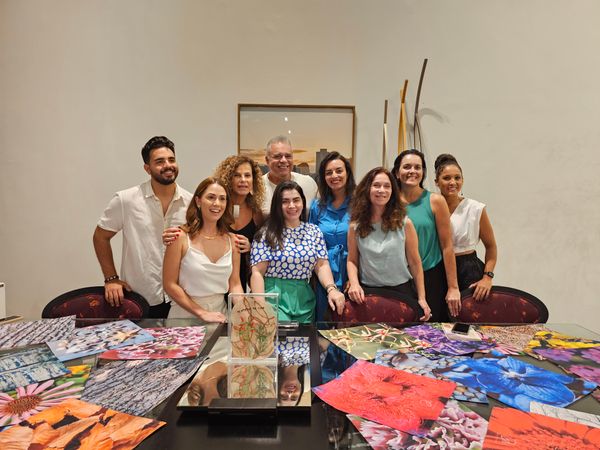 Andréia Biccas e Cledina Freire recebem amigos e clientes para conferir obras de novas gerações de artistas nesta segunda-feira (27), em Bento Ferreira