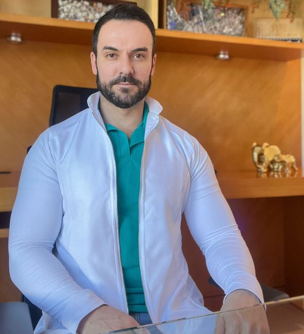 César de Alencar é biomédico e
farmacêutico esteta que atua em Vitória e Ibatiba, no Sul do ES