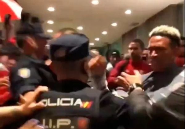 Confusão generalizada entre policiais e jogadores peruanos aconteceu em saguão de hotel na Espanha