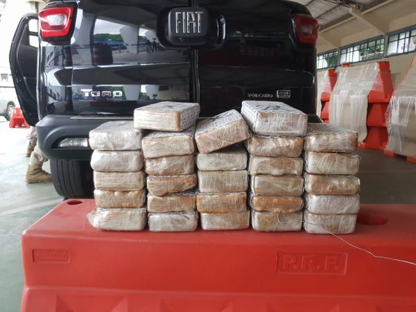 PRF apreende pasta base de cocaína embalado com marca de luxo