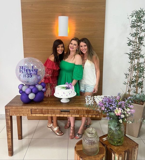 Roberta Cheim e Renata Freitas prestigiaram a festa de aniversário da amiga Nicoly Dalmasio (centro).