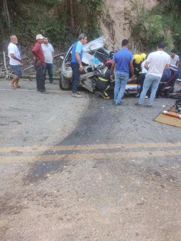 Acidente entre carro e ônibus em São Domingos do Norte, nesta quarta-feira (29). por Leitor | A Gazeta