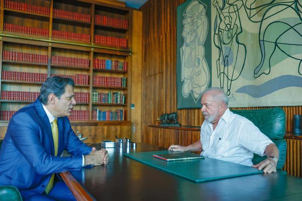 Ministro da Fazenda, Fernando Haddad, e presidente Luiz Inácio Lula da Silva em reunião sobre nova regra fiscal