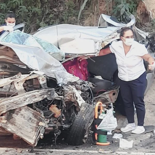 Nas imagens é possível ver que o carro ficou totalmente destruído com a batida, na tarde desta quarta-feira (29), em São Domingos do Norte. por Leitor | A Gazeta