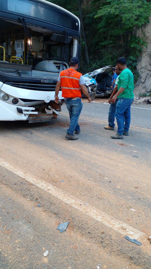Ônibus escolar e carro se envolvem em acidente em São Domingos do Norte por Leitor | A Gazeta