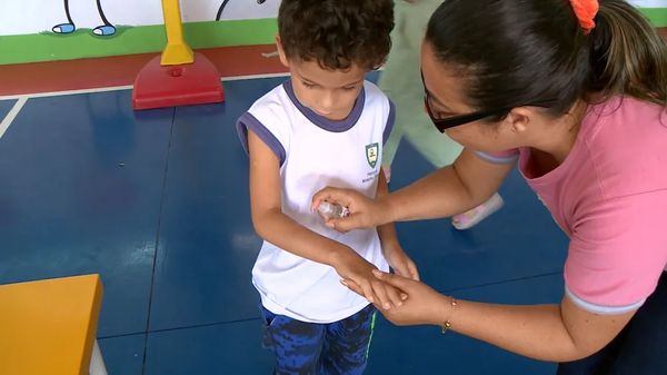 Professora aplica spray de repelente contra mosquito da dengue em escola do ES