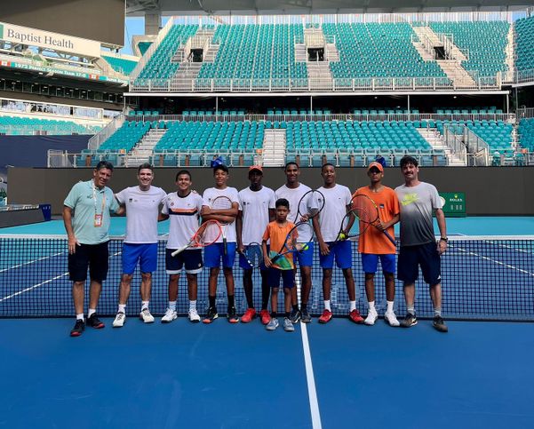 Todos os alunos do projeto que estiveram no Miami Open bateram bola na quadra central