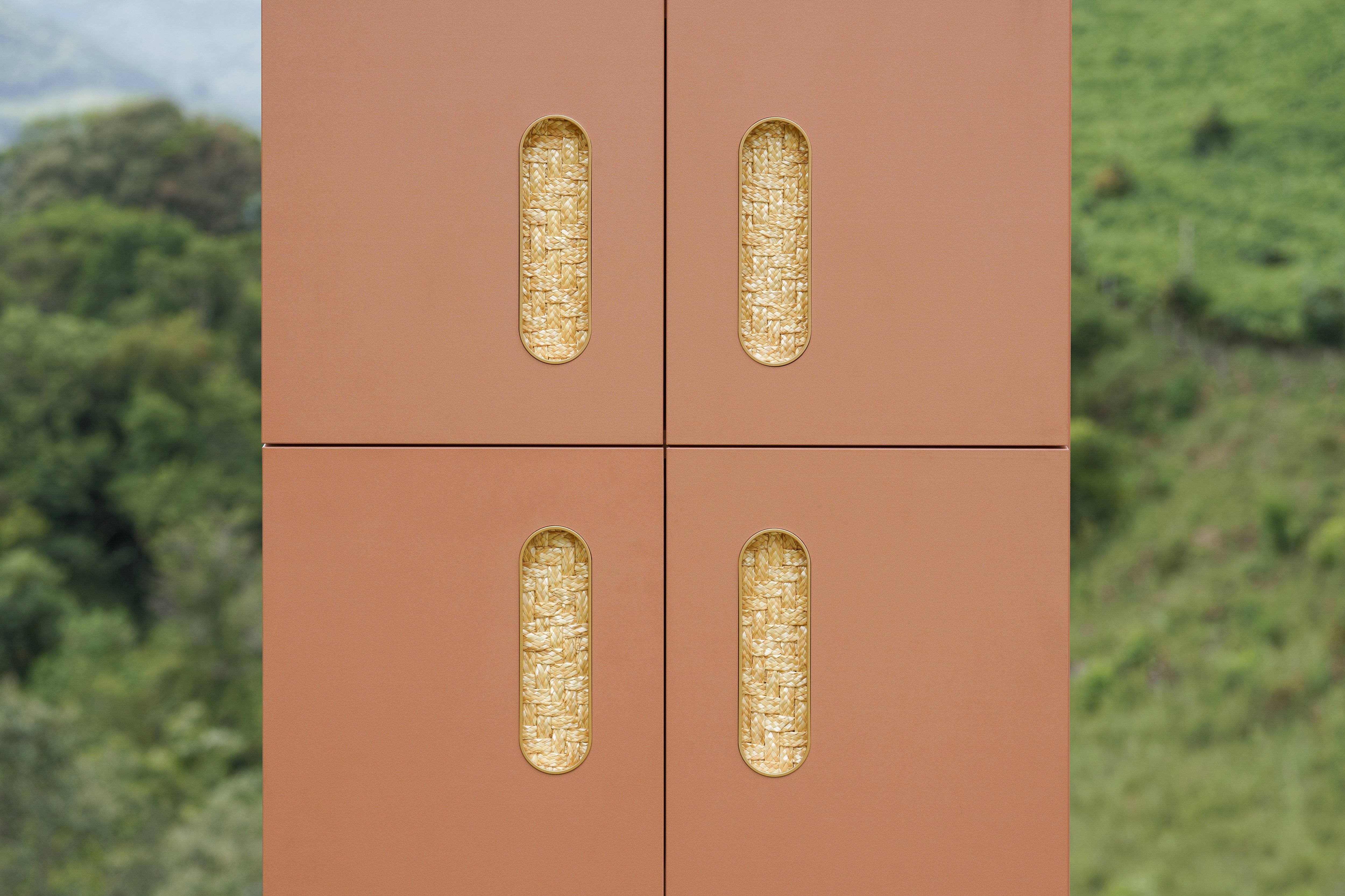 Coleção de móveis “O Espírito do Lugar”, da Evviva,  traz como ponto alto a trama da palha de trigo