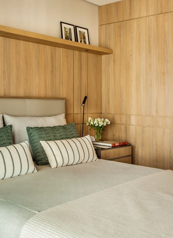 No quarto de hotel, geralmente o branco prevalece e possibilita inúmeras combinações com o décor 