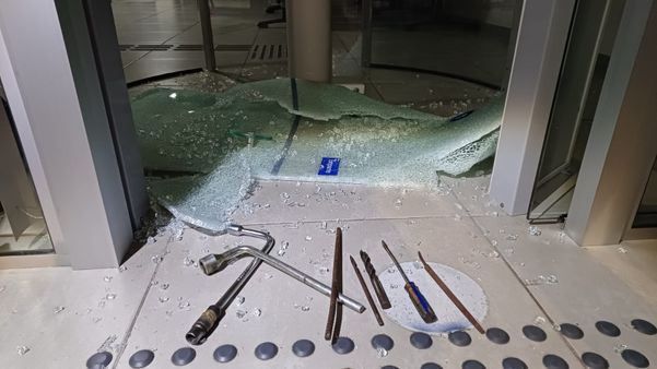 Suspeita de 30 anos usava ferramentas para quebrar porta giratória de agência bancária no Centro de Vitória