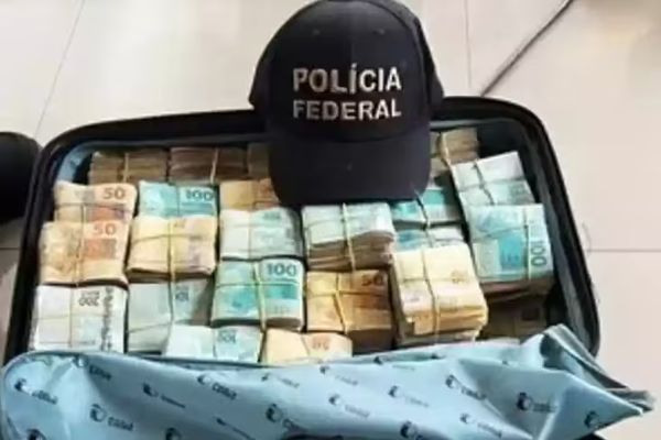 Dinheiro foi encontrado dentro de malas durante operação da PF
