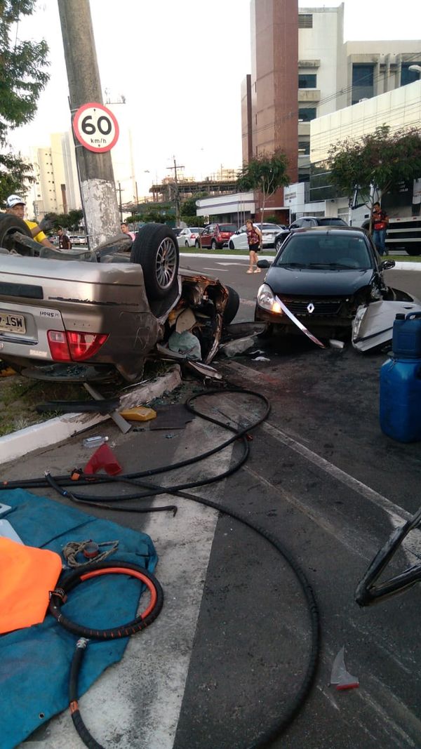 Grave acidente na Av. Adalberto Simão Nader, em Vitória por Warley Sil