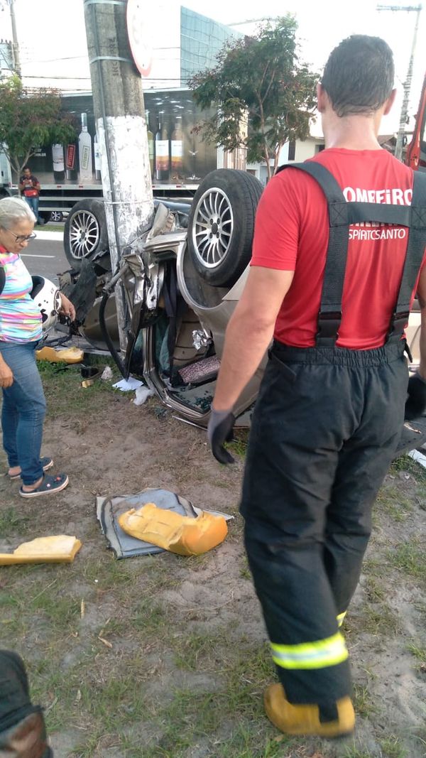 Grave acidente na Av. Adalberto Simão Nader, em Vitória por Warley Sil