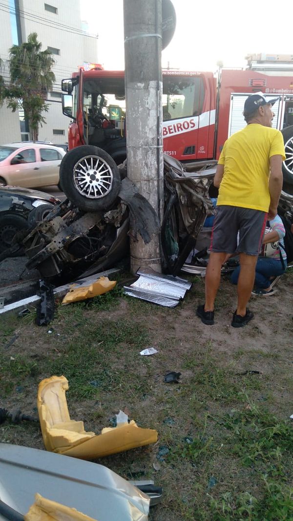 Grave acidente na Av. Adalberto Simão Nader, em Vitória por Warley Sil