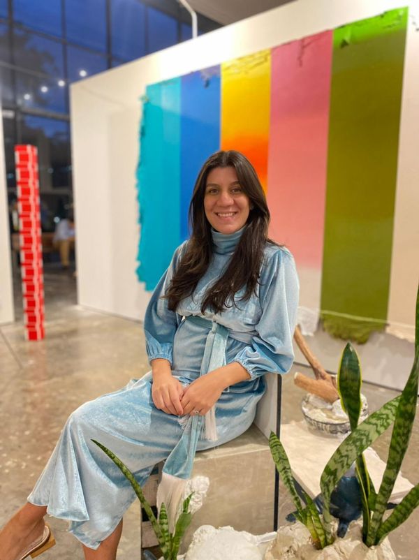 Isadora Noé grávida de Teresa com a obra de Fernando Burjato ao fundo