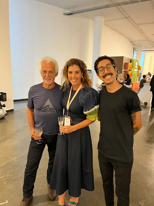 Lara Brotas entre os artistas Vilar e Thainan Castro