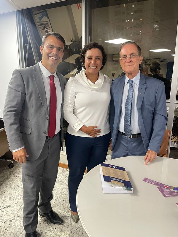 Os advogados Eduardo Sarlo (à esquerda da foto) e Erica Neves, prestigiando o lançamento do livro de estudos em homenagem ao professor e desembargador Manoel Rabelo (à direita),