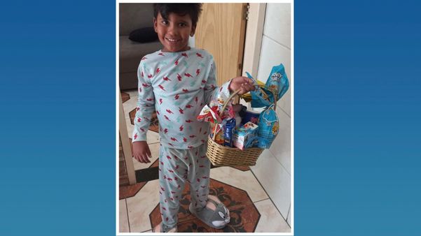 Raul Mattos de Souza, de 8 anos, feliz após participar do caça aos ovos preparado pela avó e tia