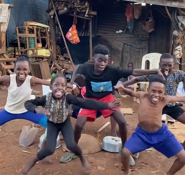 Crianças de Uganda dançam música de Alemão do Forró