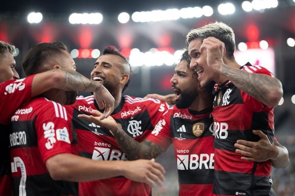 Pedro marcou o segundo gol do Flamengo e comemorou com os companheiros